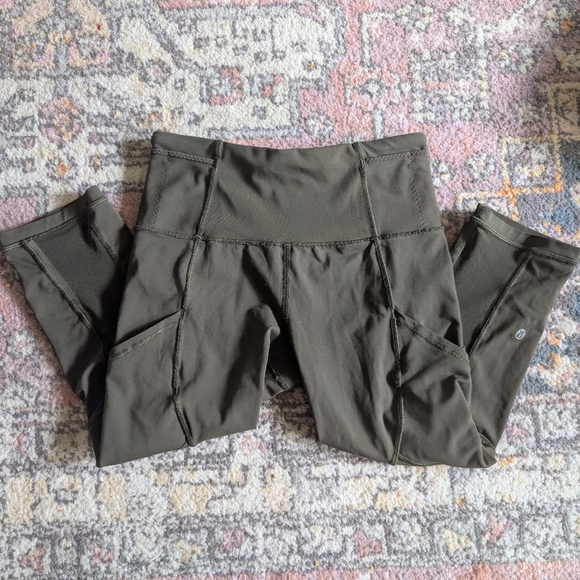Lululemon crop Size 4 - Picture 1 of 6